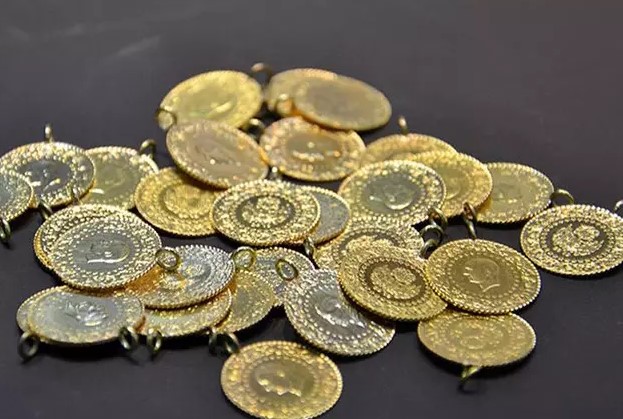 CUMA GÜNÜNE DİKKAT
İslam Memiş, Youtube kanalında yaptığı açıklamada, "Ons altın veriler sonrası yaklaşık 40 dolarlık bir yükseliş gördü. 2400 dolar seviyesinin üzerine yerleşmek isteyen bir ons altın var artık. Bundan sonraki bant aralığımız 2400-2450 dolar olacak ancak cuma günü ÜFE verisi var. Cuma günü önemli. ÜFE verisinin ardından daha sağlıklı yorum yapabileceğiz. İki günde dalgalanmalara dikkat etmeniz lazım" dedi.
