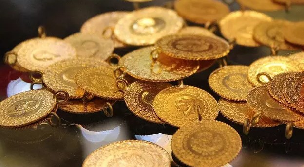 GÜNCEL ALTIN FİYATLARI
Bugün itibarıyla altının gram fiyatı, yatay bir seyirle 2 bin 550 lira seviyesinde işlem görmektedir. Aynı dakikalarda çeyrek altın 4 bin 170 liradan, Cumhuriyet altını ise 16 bin 630 liradan satılmaktadır. Altının ons fiyatı ise, önceki kapanışın %0,5 altında 2 bin 404 dolardan işlem görüyor. Analistler, ABD'de tüketici enflasyonunun yavaşladığını gösteren verilerin ardından, ABD Merkez Bankası'nın faiz indirimi beklentilerinin güçlendiğini ve bu nedenle gözlerin bugün açıklanacak üretici enflasyonu verilerine çevrildiğini belirtti.
