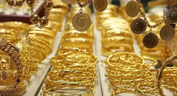 TEMMUZDAN İTİBAREN HER AY REKOR TEST EDECEK
Gram altın, 2 bin 567 lira seviyesine yükseldi. Memiş, bayramdan önce birçok kez temmuz ayı için hazırlık yapılması gerektiğini ve yeni yükselişlerin başlayacağını söylemişti. Yıl sonuna kadar pozitif bir beklenti içinde olduklarını belirten Memiş, 3 bin-3 bin 500 lira aralığını hedeflediklerini ifade etti. Temmuz ayından itibaren her ay rekor seviyeler test edecek bir altın piyasası beklediklerini vurguladı.
