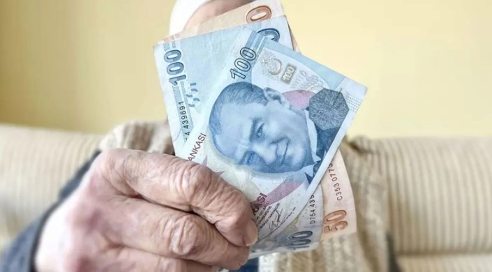 GÜNCEL ZAM ORANLARI VE TARTIŞMALAR
Yeni zam oranları, emekliler arasında tartışma konusu olmaya devam ediyor. Memur ve memur emeklilerine yapılan %19,3'lük zam ile SSK ve Bağ-Kur emeklilerine yapılan %24,73'lük zam arasındaki fark, emekliler arasında adaletin sağlanamadığı yönündeki eleştirileri artırdı. Hükümetin bu konuda atacağı adımlar ve yapılacak olası düzenlemeler merakla bekleniyor.
