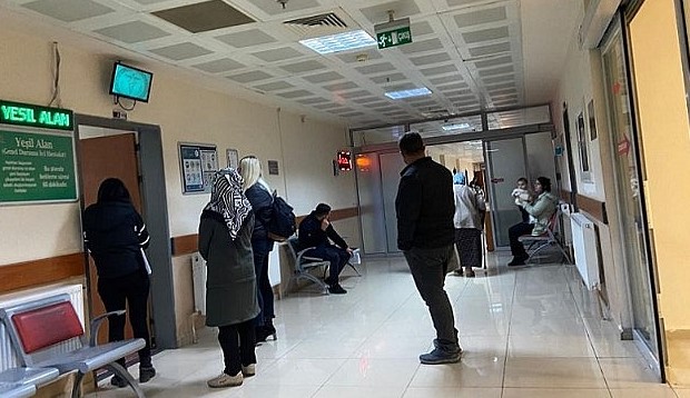 SİLİVRİ ANADOLU HASTANESİ'NDE TEDAVİ GÖRÜYORDU
Bir süredir Silivri Anadolu Hastanesi'nde tedavi gören Ersin Tunçkaya, geçirdiği rahatsızlık nedeniyle bir süredir hastanede bulunuyordu. Sağlık durumu ciddiyetini koruyan Tunçkaya, tüm müdahalelere rağmen hayata gözlerini yumdu.
