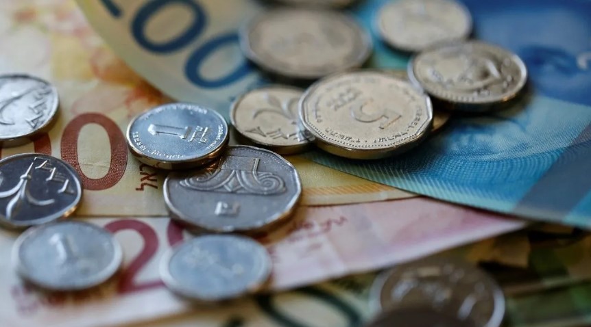 Dolar kuru da ABD enflasyon verilerinin beklentilerin altında kalmasına rağmen içeride gerilemiyor. "Dolar kuru 33 lira 5 kuruş seviyesinde. Dolar kurunda 33 lira üzerine yerleşme eğilimi var. Yıl sonu için dolar TL kurunda pozitif bir beklentimiz var. Yukarı yönlü hareketler bizi şaşırtmayacak. Özellikle dolar borçlanma konusunda uyarılarımıza devam ediyoruz. Yıl sonu için 40-45 bandını referans alabilirsiniz."