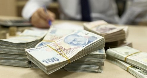 BİRİKİMLER YATIRIM FONUNA DEVREDİLECEK
Mehmet Verim, ilişkinin ayrıntılarına ilişkin açıklamalarda bulundu. Verim, "Bankalar, Emeklilik Gözetim Merkezi tarafından merkezi bilgi sistemi aracılığıyla yapılır ve BES birikimlerini sorgulayabilecekler. Kredi süresi boyunca teminat olarak çarpıcı bu birikimler, bankaların küresel ölçekteki beklentilerine göre yatırım fonuna devredilecek" dedi.
