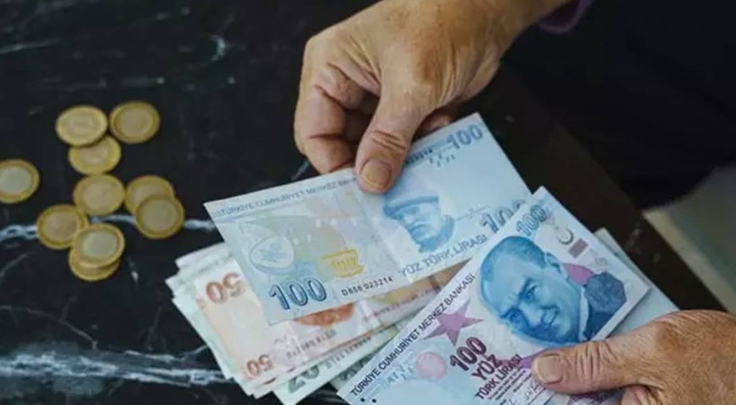 OCAK AYINDA YAPILAN ZAMMIN ETKİLERİ
Ocak ayında pek çok emeklinin maaşının yüzde 49,25 oranında arttığı görüldü. Ancak bu artış, kök kaydını 6 bin 700 TL'ye çıkardı ve altında olan emekliler için geçerli olmadı. En düşük emeklilik maaşı 10 bin TL'de kalmıştır. Bir süredir gündemde olan bir durumla ilgili haberler ortalıkta dolaşırken, bir süredir gündemde olmayan bir durumla karşılaşanların sayısı giderek artıyor. Hükümet, kök maaşını 8 bin 23 TL'ye çıkarırken, altında olan emeklilerin maaşlarına yüzde 24,73 oranında zam yaparak 10 bin TL'yi ödemeyi planladı.
