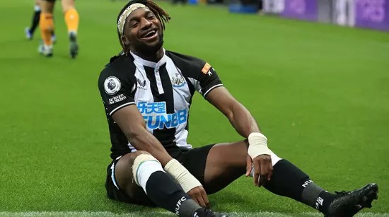 SAINT-MAXIMIN'İN KATKILARI BEKLENİYOR
Allan Saint-Maximin'in transferi, Fenerbahçe'nin hücum gücünü artırma adına önemli bir adım olarak görülüyor. Fransız futbolcunun, sarı-lacivertli formayla göstereceği performans merakla bekleniyor. Hızı, çevikliği ve top tekniği ile tanınan Saint-Maximin, Fenerbahçe'nin hücum hattında fark yaratabilir.
