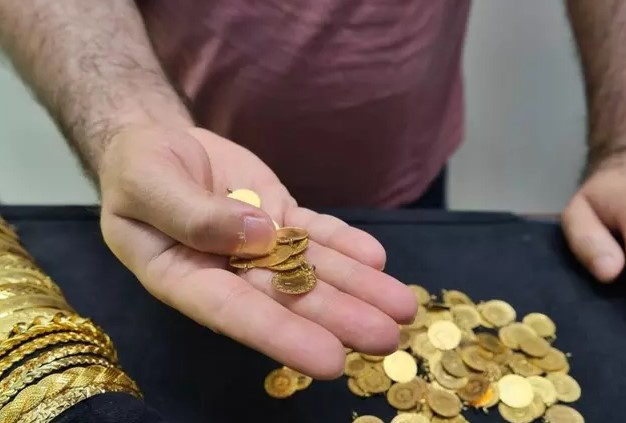 YURT İÇİNDE GRAM ALTIN VE ÇEYREK ALTIN 
Türkiye'de ise 24 ayar gram altının fiyatı 17 Temmuz Çarşamba günü 2.777 liranın üzerinde açılma tarihi rekor seviyesine ulaştı. Çeyrek altını 4.413 TL, Cumhuriyet'te ise 17.936 TL'den işlem görüyor.
