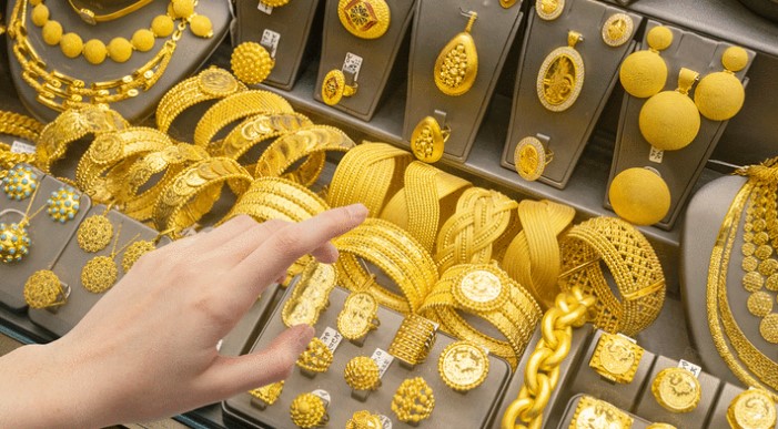 GRAM ALTINDA REKOR YÜKSELİŞ
Gram altın fiyatlarının 2400 lira seviyesinden yeniden yükselişe geçerek rekor kırdığını belirten Şirin Sarı, bu yükselişin üstüne yükselişle paralel olduğunu vurguladı.
