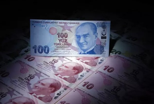 BÜTÇEYE SAĞLANACAK KAYNAK
Türkiye Gazetesi'ne göre yeni vergi paketinin bütçesine 65-70 milyar lira ek kaynak sağlanması bekleniyor. AK Parti Grup Başkanı Abdullah Güler, en düşük emekli maaşının 6 aylık maliyetinin 33,2 milyar lira arttığını açıkladı. Güler, bütçe imkanlarının kısıtlı olduğundan dikkat edilmesinin, emeklilik sisteminin daha dengeli ve adil olması için savaşların sürdüğünü belirtti.

