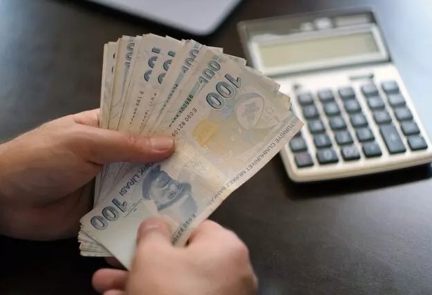 EMEKLİ MAAŞLARINA ZAM
Yeni yasa tasarısına göre en düşük emekli aylığı 10 bin liradan 12 bin 500 liraya çıkarılıyor. Bu düzenlemeden 3 milyon 703 bin emekli yararlanacak. Artış temmuz tarihlerinin geçerlilik tarihinden itibaren geçerli olacak ve yasa çıktıktan sonra emeklilere fark ödemesi yapılacak.
