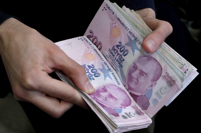 KAYIT DIŞI FAALİYETLER İÇİN CEZALAR ARTIRILIYOR
Kayıt dışı işlemlerde bulunan kişilerin kesilecek vergi ziyaı cezaları artırılıyor. Verginin 1 katı olarak kesilecek cezalarda veya 1,5 kata, verginin 3 katı olarak kesilecek cezalarda ise 4,5 kata çıkarılacak. Ayrıca usulsüzlük cezaları da yeniden değerleme oranında her yıl artırılacak. Fatura verilmemesi ve alınmaması, ödeme kaydedici cihaz dosyasının düzenlenmemesi gibi uygulanan 3 bin 400 lira ceza, ilk tespitte 10 bin lira olarak yağış ve daha sonraki tespitlerde ceza miktarı artırılacak.
