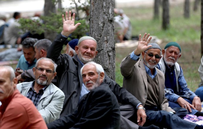 MAĞDURİYET OLMAYACAK
Güler, "Emekliler ilk maaşlarını ne zaman alacaklar?" sorusuna, "Önce komisyon, daha sonra Genel Kurul kanunlaştıktan sonra yürütme maddesi herhangi bir muafiyet oluşturulmayacak şekilde bu aydan itibaren düzenlenecek" şeklinde yanıt verdi. Bu açıklama, emeklilerin zamlı maaşlarını kısa sürede alacaklarını işaret ediyor.
