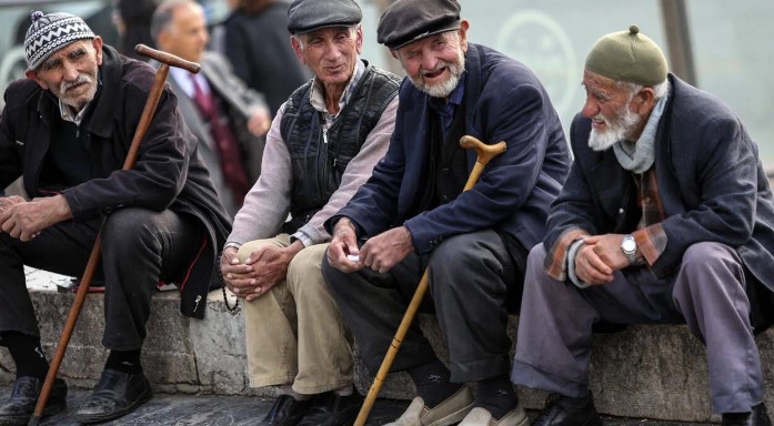 EN DÜŞÜK EMEKLİ AYLIĞI BELİRLENDİ
AK Parti Grup Başkanı Abdullah Güler, en düşük emekli aylığının 10 bin TL'den 12 bin 500 TL'ye çıkarıldığını açıkladı. Bu açıklama, bireysel emekliyi yakından ilgilendiriyor. Yeni kaydedilen bu rakam, en düşük emekli aylıklarında ciddi bir artış gösterdi.
