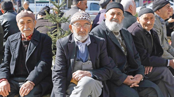 6 AYLIK ENFLASYON VE EMEKLİ MAAŞLARI
Son dönemde tutulan 6 aylık enflasyon verilerinin ardından, kök maaşı 8.018 TL'nin elinde kalan emekliler, mevcut zam tutarlarından yararlanamamıştı. Bu durum, emekliler arasında mağduriyet yaratmıştı. Yeni kaydedilen en düşük emekli aylığı, bu mağduriyeti gidermeyi amaçlıyor.
