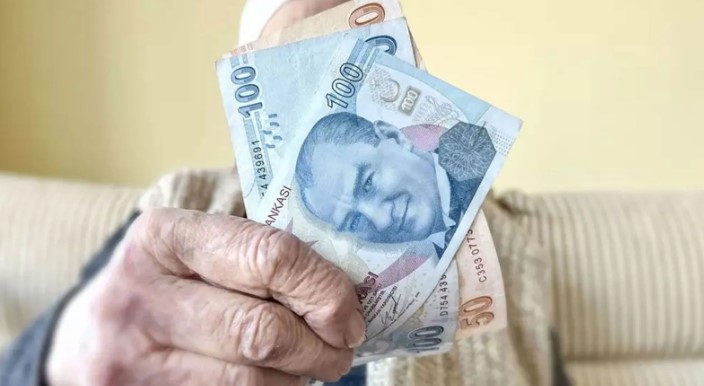 TÜRKEN'İN AÇIKLAMALARI
Türker, "Sayın Cumhurbaşkanı'nın ifadesinden yola çıkacağı, yaklaşan hafta salı veya çarşamba günü tüm ücretlere ek yapılacak, refah payı açıklanacak. Emekli maaşlarından bahsediyorum" dedi. Bu anlatım, emekliler için ek bir zaman gücünü güçlendirdi.
