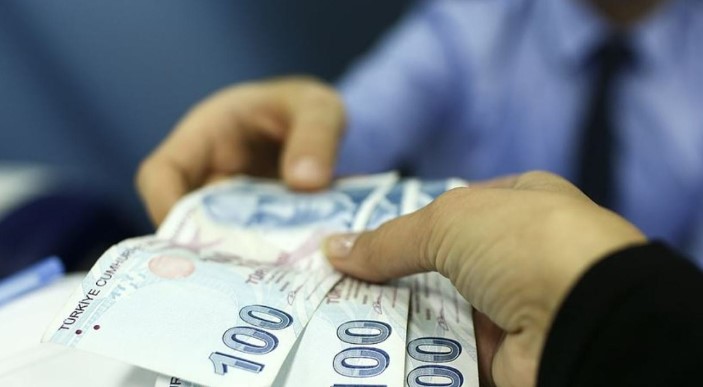 YENİ DÜZENLEMELER VE BEKLENTİLER
Ekonomi yönetimi, en düşük emekli maaşını artırmayı Cumhurbaşkanı Erdoğan'a sundu. Bu kararla birlikte, emekli maaşlarına yönelik yeni düzenlemelerin ve olası refah payı zammının, emeklilerin yaşam standartlarını olumlu yönde etkilemesi bekleniyor.

