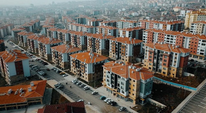 PROJE GAYRİMENKUL YATIRIM FONU İBARESİ ZORUNLULUĞU
Yeni düzenlemelerle birlikte, yerleşik yatırım gayrimenkul fonlarının unvanlarında "proje gayrimenkul yatırım fonu" ibaresinin yer alması zorunlu hale getirildi. Bu fonların portföyleri, yalnızca proje üzerinde geliştirilecek arsalar, gayrimenkul olanakları ve sınırlı sayıda para ve sermaye piyasası araçlarından oluşacaktır. Tapuda fon adına tescil edilen arsalar üzerinden en geç 3 yıl içinde inşaata başlanması gerekiyor.
