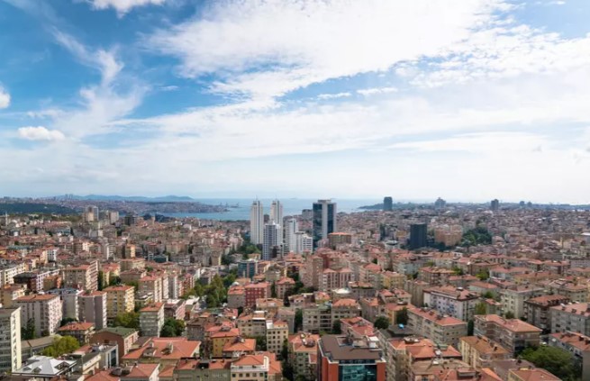 RESMİ GAZETE'DE YAYIMLANAN KARAR
SPK tarafından yapılan değişiklikler, "Gayrimenkul Yatırım Fonlarına İlişkin Esaslar Tebliği"nde yer aldı ve Resmi Gazete'de yayımlandı. Buna göre GYF'nin kurulmasına olanak sağlayan esaslar belirlendi. Bu esaslar, mevzuata uygun tüm izinlerin incelenmesi, proje hazır ve onaylı, inşaata başlanması için yasal gereklilikleri içeren projeler kapsıyor.
