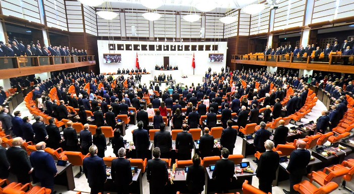 MERAL AKŞENER'İN ETKİSİ
Özgen'in iddiasına göre, İYİ Parti milletvekillerinin istifa kararlarında eski lider Meral Akşener'in etkisi bulunuyor. Özellikle Müsavat Dervişoğlu'nun politikalarındaki görüş ayrılıkları nedeniyle bu kararın verildiği konuşuluyor. Ahmet Ersagun Yücel'in AK Parti'ye geçişinin bu etkilerle ilgili olduğu belirtiliyor.
