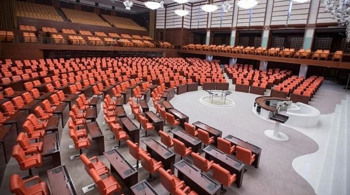 GELECEK PARTİSİ'NDEN AKP'YE GEÇİŞLER
Gelecek Partisi'nden bazı milletvekillerinin AKP'ye katılacağı iddiaları arasında. Selim Temurci, İsa Mesih Şahin ve Nedim Yamalı'nın isimleri bu aktarım sürecinde öne çıkıyor. Özgen, bu milletvekillerinin AK Parti ile görüşmelerinin etkili olduğunu vurguladı.
