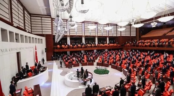 TRANSFER OLACAK İSİMLER
Özgen'in açıklamasına göre muhalefet partilerinden AK Parti'ye transfer olacak milletvekilleri şunlar:
