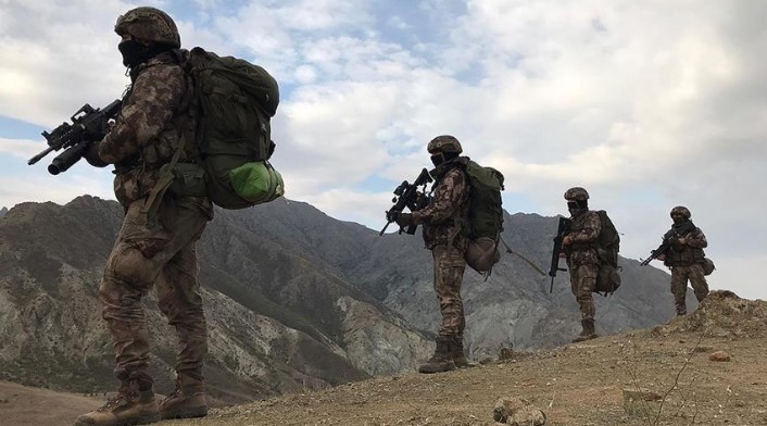 HAKURK BÖLGESİNDE 3 TERÖRİST
Irak'ın bölgede bulunan Hakurk bölgesinde ise 3 PKK'lı terörist etkisiz hale getirildi. Hakurk, terörün üslenme çabası ve sürekli operasyonların gerçekleştirildiği kritik bir alan olarak dikkat çekiyor.
