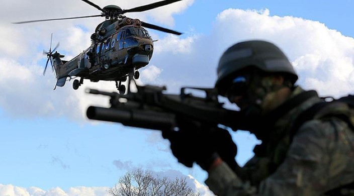 FIRAT KALKANI BÖLGESİNDE 4 TERÖRİST
Suriye'nin bölgedeki yer alan Fırat Kalkanı bölgesinde 4 PKK/YPG'li terörist tespit edilerek etkisiz hale getirildi. Bu bölge, Türk Silahlı Kuvvetleri'nin terör unsurlarına karşı oluşturduğu operasyonların merkezi konumunda bulunuyor.
