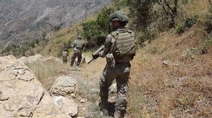 Milli Savunma Bakanlığı'nın açıklamaları, Türk Silahlı Kuvvetleri'nin terörle mücadeledeki azmini ve kararlılığını bir kez daha gözler önünde serdi. Suriye ve Irak'ın demokratik operasyonlarıyla 7 teröristin etkisiz hale getirilmesi, bölgedeki terör terörünün yayılmasına katkı sağlandı. Türk Silahlı Kuvvetleri, milletin huzuru ve güvenliği için terörle mücadeleye kararlılıkla devam ediyor.