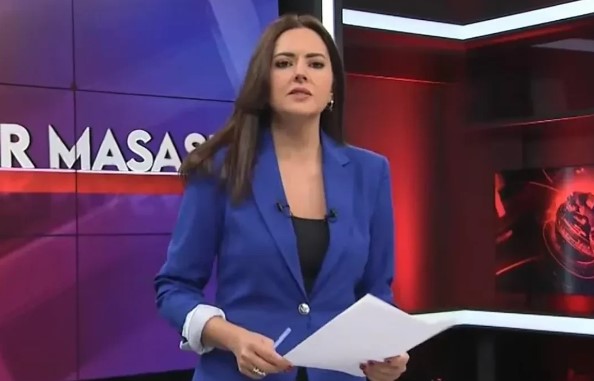 VEDA MESAJI VE DUYGUSAL PAYDAŞIM
Seda Selek, ayrılık haberini sosyal medya hesabı üzerinden paylaştı. Üç yıl boyunca Halk TV'de ana haber sunucusu olan Selek, son yayınına açık izleyicilerine veda etti. Yayın sonrası yaptığı paylaşımda, “Halk TV'ye bugün veda ettim. Her zaman orada olan, onaylı ve sevgisini gösteren, onun daimi dayanışma ruhuyla çalışan tüm ekip arkadaşlarına, Suat Toktaş ve Cafer Mahiroğlu'na teşekkürler. Çok güzel bir üç yıldı” ömrü kullanıldı.
