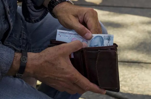 KOMİSYONA GELİYOR
Emeklilere yapılacak ek zam düzenlemesi, yeni vergi paketi ile birlikte Meclis'e sunuldu. Kanun teklifi, bugün Türkiye Büyük Millet Meclisi (TBMM) Plan ve Bütçe Komisyonu'nda görüşülecek. En düşük emekli maaşı ile milyonlarca kişiye Hazine’den destek sağlanacak. Bu düzenlemenin bütçeye maliyeti ise ilk altı aylık dönemde 33 milyar 200 milyon TL olacak.

