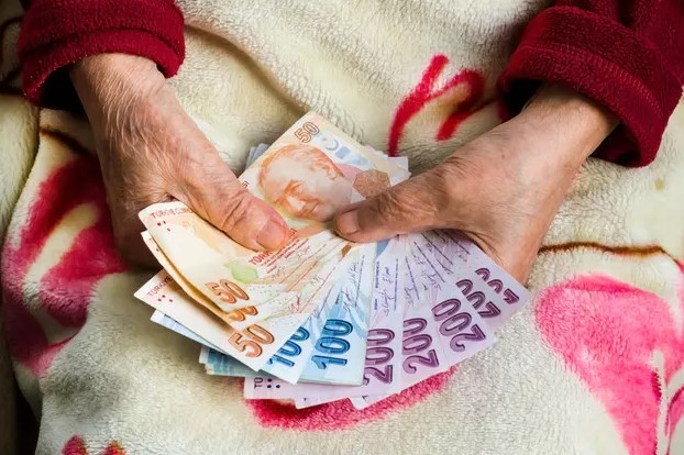 EMEKLİ MAAŞLARINDA YENİ DÜZENLEME
SSK ve Bağ-Kur emekli maaşlarına %24,73 oranında zam yapılırken, en düşük emekli maaşı da 12.500 TL olarak belirlendi. Bu yeni düzenleme ile iki farklı ödeme kategorisinde de rakamlar güncellendi ve sınırlar 3125 TL ile 9375 TL arasında değişiklik gösterdi.
