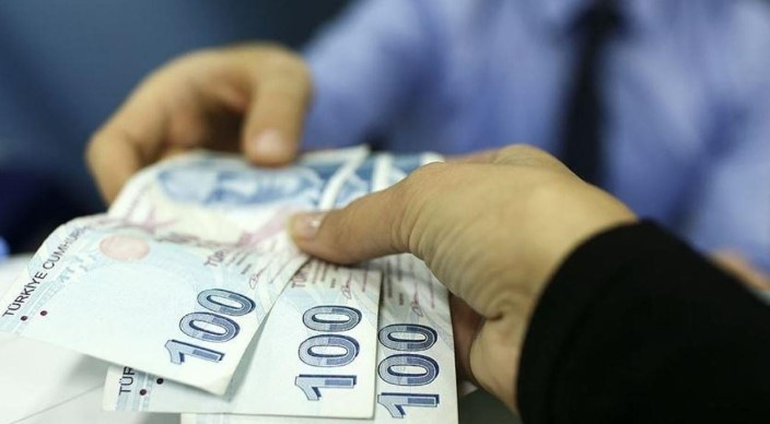 
RESMİ GAZETE’DE YAYIMLANMASI BEKLENİYOR
Vergi yasa tasarısı ile birlikte Meclis’e sunulan emeklilere ek zam düzenlemesi, önümüzdeki hafta tamamlanacak görüşmelerin ardından Resmi Gazete'de yayımlanacak.

