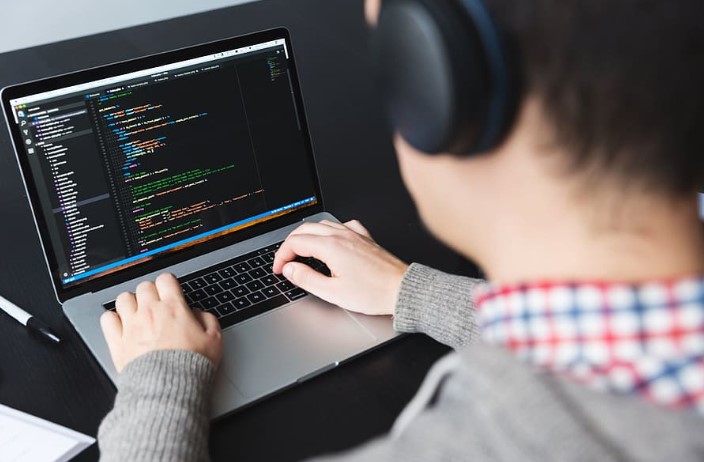 WINDOWS KÜRESEL KESİNTİSİNİN YANKILARI
Bu büyük kesinti, Associated Press gibi önemli haber ajanslarının hizmetlerinde de aksamalara yol açtı. Büyük bankalar, medya kuruluşları, havaalanları ve havayolları bu BT kesintisinden ciddi şekilde etkilendi. Ödeme sistemleri, Avustralya ve Birleşik Krallık gibi farklı bölgelerde büyük ölçüde aksadı.
