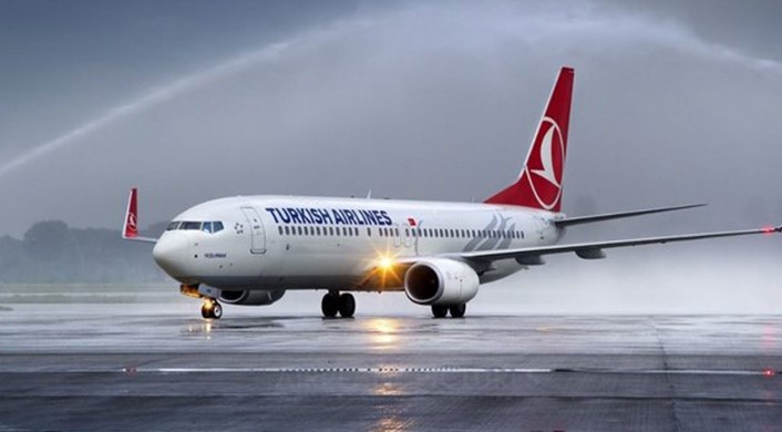 TÜRK HAVA YOLLARI'NDAN AÇIKLAMA
Türk Hava Yolları Basın Müşaviri Yahya Üstün, sosyal medya hesabından yaptığı açıklamada, yaşanan sorunların çözümü için yoğun çaba sarf ettiklerini belirtti. Üstün, "Değerli yolcularımız, dünya genelinde farklı sektörlerde faaliyet gösteren birçok şirketi etkileyen yazılım kaynaklı problemin çözümü için operasyon yoğunluğumuzu düşürmek adına çalışmalar yapmaktayız" ifadelerini kullandı.
