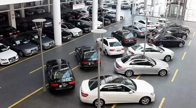 YENİ GÜVENLİK DÜZENLEMESİ SORUNLARI BERABERİNDE GETİRDİ
Avrupa Birliği'nin yeni güvenlik donanımı regülasyonu GSR II'nin zorunlu hale getirilmesi, araç tescil sisteminde (ARTES) teknik sorunlara neden oldu. Bu sorunlar, Türkiye'de üretilen ve ulusal tip onayı olan yerli araçlar için 31 Ağustos'a kadar ertelendi. Ancak, bu erteleme piyasadaki sorunları çözmek yerine daha da derinleştirdi.
