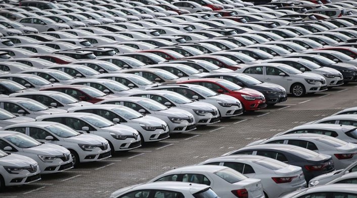 BAKANLIKLA GÖRÜŞMELER DEVAM EDİYOR
Otomotiv Yetkili Satıcıları Derneği (OYDER) yöneticileri, Sanayi ve Teknoloji Bakanlığı yetkilileri ile sorunu çözmek amacıyla görüşmelere devam ediyor. OYDER'den yapılan açıklamada, “Bakanlık, distribütörlerden GSR I kotasındaki araçların tüm bilgilerini aldı. Bu bilgilerin ARTES sistemine girilmesi gerekiyor, ancak şu anda bilgilerin sistemde tanımlanmasında sıkıntılar yaşanıyor. Bu sorunun kaynağını öğrenmek ve çözmek için Bakanlık yetkilileri ile görüşeceğiz” denildi.
