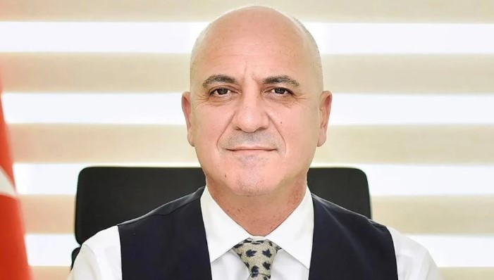 TİCARET HAYATI VE BAŞARILARI
Ali Bahar, babası İbrahim Bahar'ın izinden giderek, tavukçuluk, süt ürünleri ve soğutulmuş diğer et gıdaları sektöründe iş hayatına başladı. Organize Sanayi Bölgesi'nde 1200 ton kapasiteli, 12.500 m² kapalı alanda faaliyet gösteren beyaz et, kırmızı et, hindi eti ve süt ürünleri iştigal konularını içeren bir şirket kurdu. Altınova'da 3000 m² alanda süt tesisi ve Organize Sanayi Bölgesi'nde köfte ve döner fabrikası ile Bahar Hindi, Bahar Süt Ürünleri, Danone, Polonez, Ülker İçim gibi markaların yanı sıra ithal peynir dağıtımını içeren bir dağıtım şirketi kurarak ticaret hayatında büyük başarılara imza attı.

