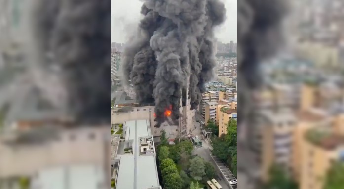 YOĞUN MÜDAHALE VE SİYAH BULUTLAR
Yangın esnasında gökyüzü, yangından yükselen siyah dumanlarla kaplandı. İtfaiye ekiplerinin yoğun ve koordineli çalışmaları sonucunda yangın kısa sürede kontrol altına alınabildi. Ancak, bu yoğun müdahale bile bazı kayıpların önüne geçemedi.
