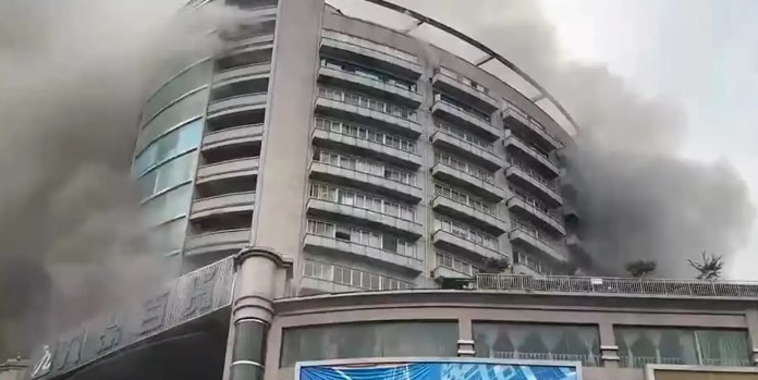 KURTARMA ÇALIŞMALARI VE MAHSUR KALANLAR
Yangın sırasında binada mahsur kalan 75 kişi, itfaiye ekiplerinin başarılı operasyonuyla güvenli bir şekilde kurtarıldı. Yangının çıkış nedenine ilişkin yapılan ilk açıklamalarda, inşaat sırasında meydana gelen bir olayın yangına sebep olduğu ifade edildi.
