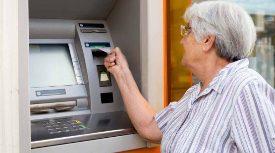 KİMLER YARARLANABİLİR?
13.140 TL'lik ödeme fırsatından faydalanabilmek için belirli kriterler bulunuyor. Öncelikle, emeklinin maaşını Ziraat Bankası veya Halkbank aracılığıyla ATM'den alması gerekmekte. Ayrıca, aktif bir emekli maaşı hesabına sahip olmanız ve belirli bir yaş aralığında olmanız da şart. Bu koşulları taşıyan emekliler, belirtilen bankalara başvurarak bu ödemeden yararlanabilirler.
