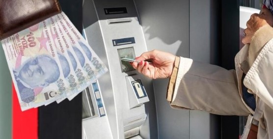 EMEKLİLERE 13.140 TL ÖDEME DETAYLARI
Son dönemde emekliler için birçok avantajlı haber gündeme geliyor. Özellikle ATM üzerinden maaşını çeken emekliler için sunulan 13.140 TL ödeme fırsatı büyük bir ilgi gördü. Ziraat Bankası ve Halkbank, bu ödeme planı ile emeklilere ek bir maddi destek sunmayı amaçlıyor. Bu ödeme ile emeklilerin finansal rahatlıkları artırılacak. Peki, bu ödemeden kimler yararlanabilir ve başvuru şartları nelerdir?
