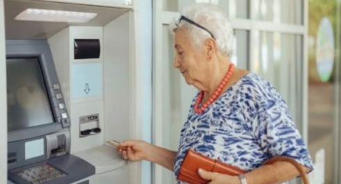 BAŞVURU SÜRECİ VE GEREKEN BELGELER
Ziraat Bankası ve Halkbank’tan 13.140 TL artı para almak isteyen emekliler için başvuru süreci oldukça basit. Başvuru işlemini banka şubesinden veya bankaların internet şubesi üzerinden gerçekleştirebilirsiniz. Başvuru yaparken yanınızda kimlik kartınız, emekli maaşı cüzdanınız ve bankaların talep ettiği diğer belgeleri bulundurmanız yeterli olacaktır.
