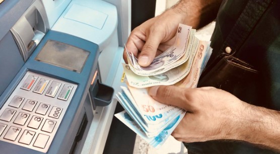 Bu ödeme planı, emeklilere maddi açıdan büyük kolaylık sağlıyor. 13.140 TL ödeme ile emekliler, mevcut borçlarını ödeyebilir, sağlık harcamalarını karşılayabilir veya günlük ihtiyaçlarını daha rahat bir şekilde karşılayabilirler. Ziraat Bankası ve Halkbank, bu ödeme planını emeklilerin yaşam standartlarını yükseltmek ve finansal rahatlık sağlamak amacıyla sunuyor.
