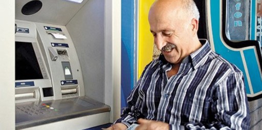 BANKALARIN SUNDUĞU EK AVANTAJLAR
Emeklilere sunulan 13.140 TL ödeme fırsatı, yalnızca bir başlangıç. Ziraat Bankası ve Halkbank, emeklilere sunduğu diğer avantajlarla da dikkat çekiyor. Düşük faizli kredi seçenekleri, çeşitli kampanyalar ve indirimler, bu avantajlar arasında yer alıyor. Emekliler, bu imkanlardan faydalanarak ekonomik açıdan daha güçlü bir konumda olabilirler.

