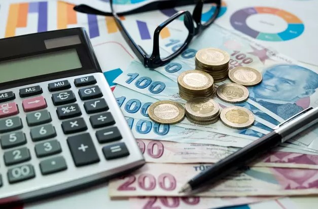 EMEKLİLERİN PROMOSYON ARTIRIMI
Yılmaz’ın yorumlarına göre, emekli maaşlarındaki artış ile birlikte bankalar tarafından verilen promosyonların da yükselmesi bekleniyor. Yeni düzenlemeye göre, en düşük emekli maaşındaki artış, maaşların yaklaşık yüzde 25 oranında yükselmesini sağladı. Bu durum, bankaların emekli promosyonlarını da gözden geçirip, emeklilerin yararına olacak şekilde artırmalarına olanak tanıyabilir.
