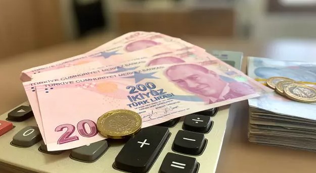 PROMOSYONLARDAKİ ARTILAR NE KADAR OLACAK?
Emeklilere ödenecek promosyon miktarları da zamlı maaşlarla birlikte güncelleniyor. SGK Uzmanı Emin Yılmaz, promosyonların artırılmasıyla ilgili önemli açıklamalarda bulundu. Yılmaz, "Banka promosyonlarının en alt limitini SGK belirliyor, ancak bankalar bu konuda serbest piyasa ekonomisi çerçevesinde kendi kararlarını verebiliyorlar" dedi. Ayrıca, enflasyon oranlarının 2024 yılının ilk yarısında yaklaşık yüzde 25 seviyelerine çıktığını belirten Yılmaz, bankaların bu durumu değerlendirip promosyonları artırabileceklerini ifade etti.
