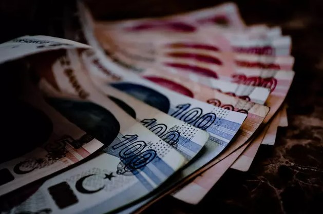 EMEKLİ MAAŞLARINDAKİ YENİ DÜZENLEMELER
Emekli maaşlarına yapılan düzenleme ile SSK ve Bağ-Kur emeklilerinin maaşlarına yüzde 24.73 oranında, memur emeklilerinin maaşlarına ise yüzde 19.31 oranında zam yapıldı. Bu artışlarla birlikte, en düşük emekli maaşı da önemli bir artış yaşadı ve 10 bin TL'den 12 bin 500 TL'ye yükseltildi. Bu değişikliklerin ardından bankalar, emekli promosyon ödemelerini güncellemek için hazırlıklara başladı.
