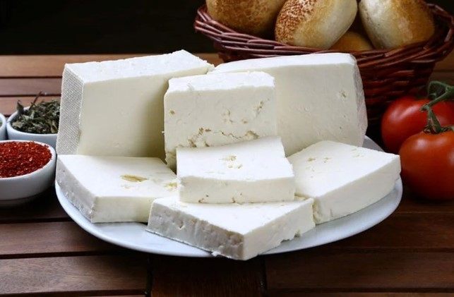 KARPUZ VE PEYNİR: LEZZETLİ AMA RİSKLİ
Karpuz, yüksek su oranı ile serinletici bir meyve olarak yaz aylarında sıkça tüketiliyor. Öte yandan, peynir ise protein ve yağ içeriği yüksek bir besin. Bu iki yiyeceğin birlikte tüketilmesi bazı sindirim sorunlarına yol açabiliyor. Özellikle mide rahatsızlığı olan ya da hassas sindirimi olan kişilerde bu durum daha belirgin hale gelebiliyor.
