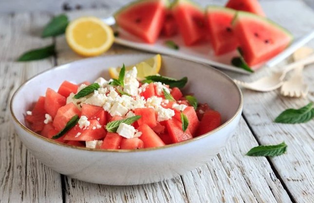 YAZ MEYVELERİNİN FAYDALARI VE DİKKAT EDİLMESİ GEREKENLER
Dr. Sarıkaya, yaz meyvelerinin vitamin, mineral ve enerji kaynağı olduğunu belirtiyor. Meyveler, büyüme ve gelişmeyi destekler, hücre yenilenmesini sağlar ve doku onarımına yardımcı olur. Yüksek lif içeriği sayesinde bağırsakların düzenli çalışmasını ve kolesterol seviyesinin kontrolünü sağlar. Ancak, gün boyu sadece meyve tüketmek, kalori alımını dengelemeye yetmeyebilir ve yağlanma riskini artırabilir.
