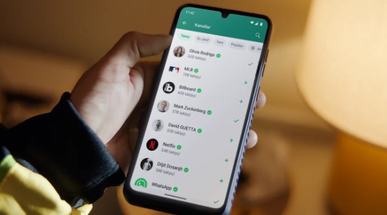 KULLANICI GİZLİLİĞİ ÖNCELİKLİ
WhatsApp, kullanıcı gizliliğini koruma konusundaki kararlılığını sürdürüyor. Şirket, mesaj çevirilerinin tamamen cihaz üzerinde işlenmesini sağlayarak kullanıcı gizliliğini koruma altına alıyor. Bu sayede, uçtan uca şifreleme ile korunan mesajlar harici olarak paylaşılmıyor ve kullanıcı gizliliği en üst düzeyde tutuluyor.
