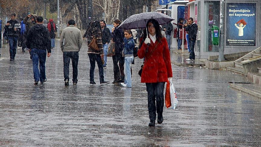 DOĞU KARADENİZ VE DOĞU ANADOLU'DA KUVVETLİ YAĞIŞ
Meteoroloji Genel Müdürlüğü'nün değerlendirmelerine göre, yurdun kuzey, iç ve doğu kesimlerinde parçalı ve yer yer çok bulutlu hava hakim olacak. Batı ve Orta Karadeniz'in iç kesimleri, Doğu Karadeniz, Doğu Anadolu'nun kuzeyi ile Ordu, Tokat, Van, İstanbul'un doğusu, Sakarya ve Kocaeli çevrelerinde sağanak ve gök gürültülü sağanak yağışlar bekleniyor. Bu yağışların; Trabzon, Rize, Artvin, Erzurum, Kars, Ardahan, Iğdır ve Ağrı çevrelerinde yerel olarak kuvvetli olması öngörülüyor.
